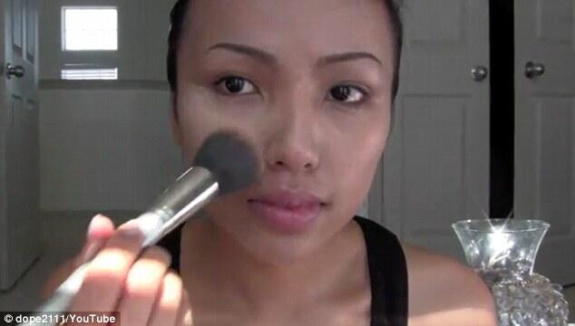 Gan orang ini bisa jadi siapa aja pake make up! agan watinya masuk!!!