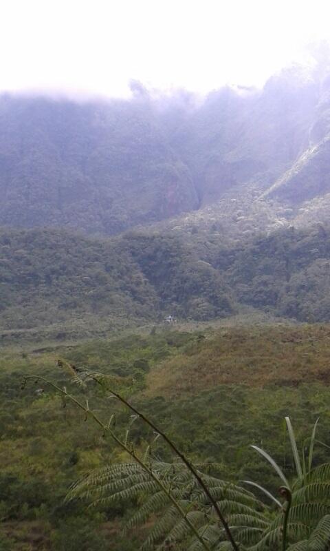 Ternyata, terdapat sebuah mushola di dasar kawah gunung galunggung