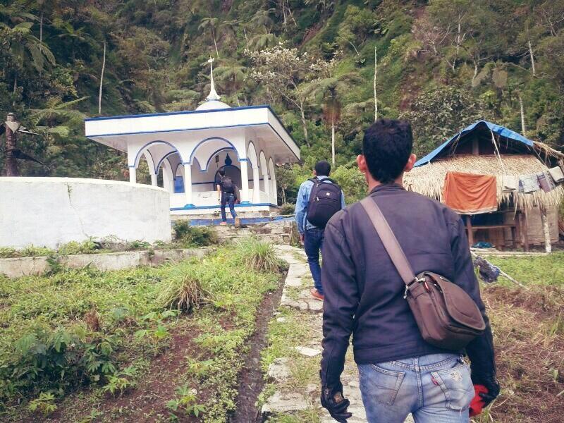 Ternyata, terdapat sebuah mushola di dasar kawah gunung galunggung