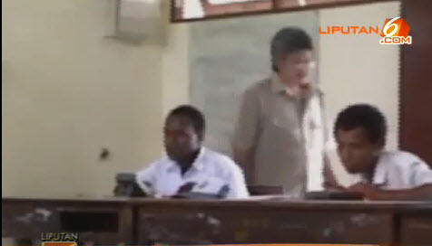 Rekaman AMATIR Video Guru Pukul Siswa Sambil Merokok Dikelas 