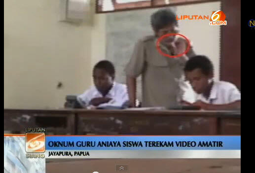 Rekaman AMATIR Video Guru Pukul Siswa Sambil Merokok Dikelas 