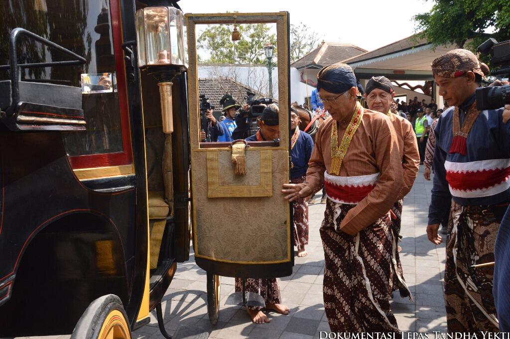 (Full Pict+) Pernikahan GKR Hayu dan KPH Notonegoro