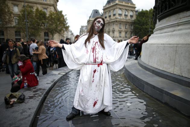 ZOMBIE IN PARIS - Meriah nya Halloween