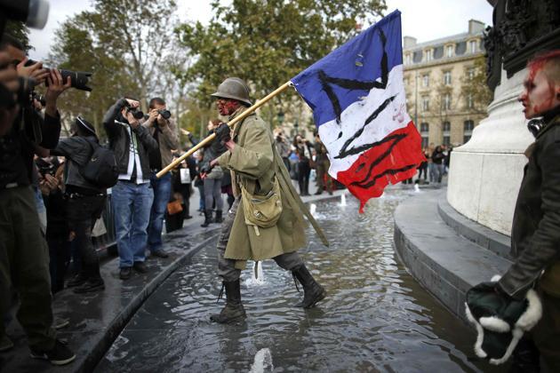 ZOMBIE IN PARIS - Meriah nya Halloween