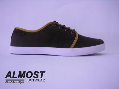 Sepatu Ajaib Bisa Terbang Hingga 30cm