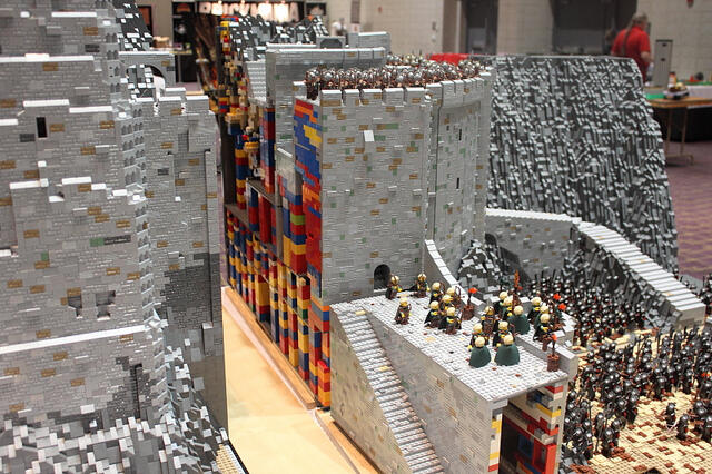 amazing! adegan pertempuran Helms Deep di Lord of The Rings dibuat dengan 150k Lego.