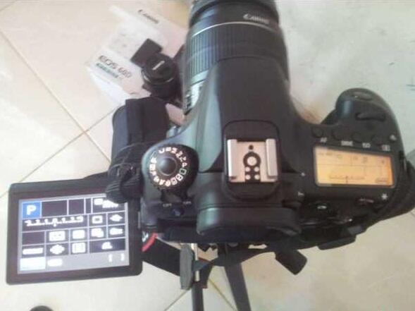 Dijual Kamera DSLR Canon EOS 60D Lensa KIT 18-55mm + lens HOOD