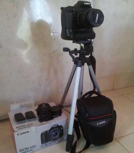 Dijual Kamera DSLR Canon EOS 60D Lensa KIT 18-55mm + lens HOOD