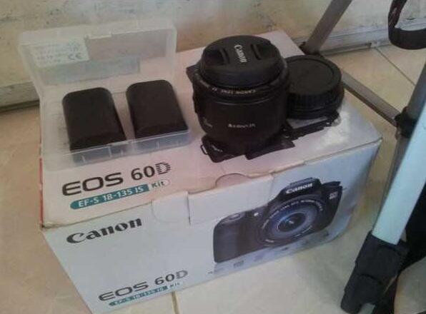Dijual Kamera DSLR Canon EOS 60D Lensa KIT 18-55mm + lens HOOD