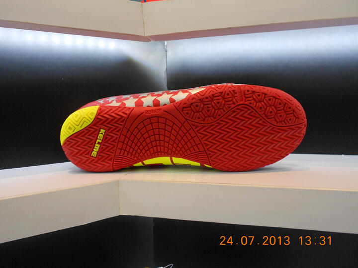 sepatu futsal kelme