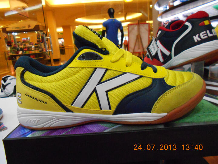 sepatu futsal kelme