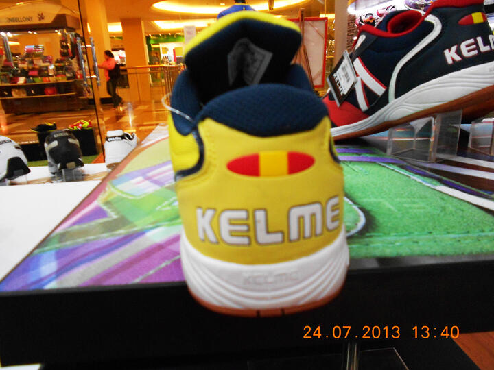 sepatu futsal kelme