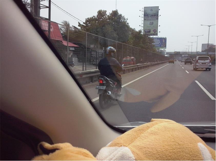 Motor Masuk Tol Kebun Jeruk