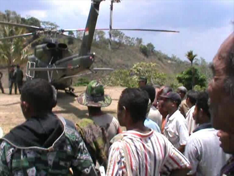 Warga Nelu digegerkan, Helikopter TNI Mendarat Untuk pertama kali