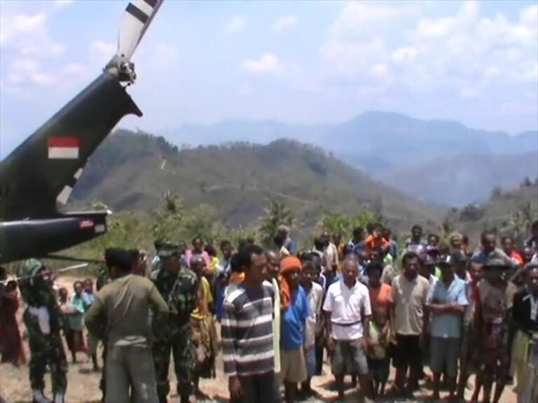 Warga Nelu digegerkan, Helikopter TNI Mendarat Untuk pertama kali