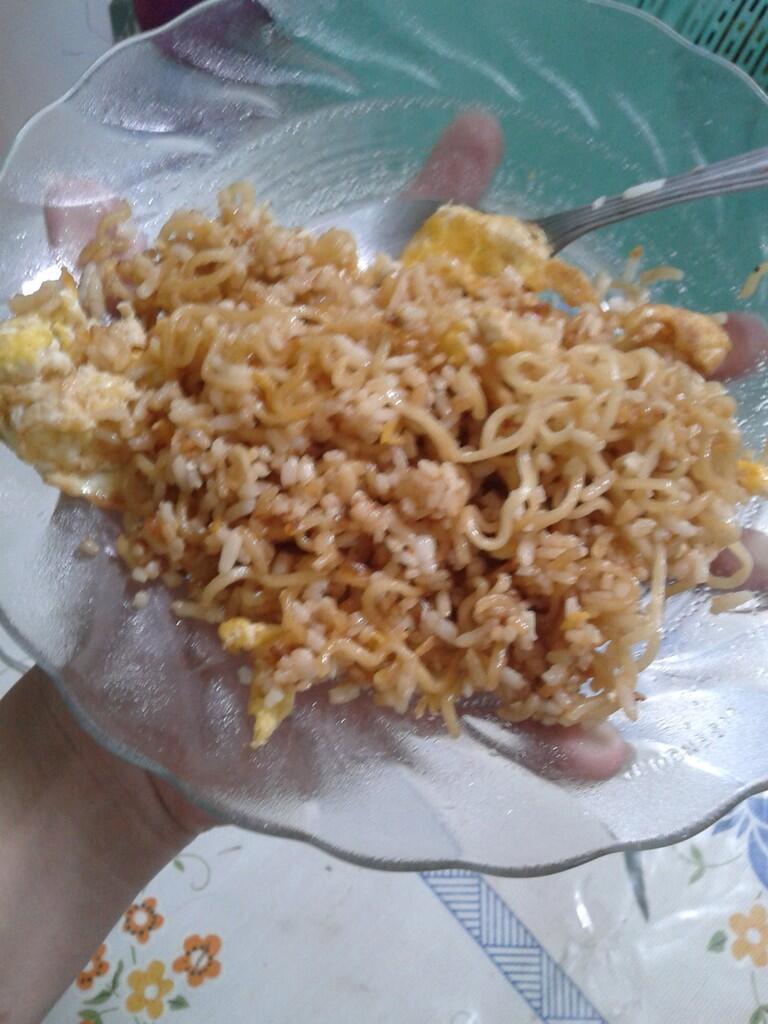  NASI  GORENG  MAWUT  SIMPLE TAPI GURIH KASKUS 