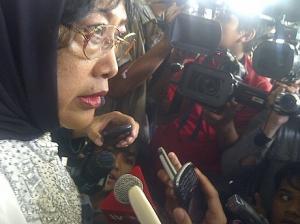 Seorang Perempuan yang Mengaku Bunda Putri Datang ke KPK