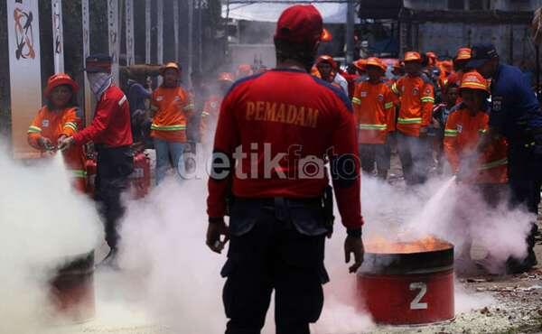 Warga Pekojan Ikuti Latihan Kebakaran