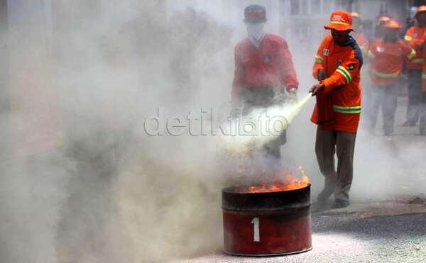 Warga Pekojan Ikuti Latihan Kebakaran
