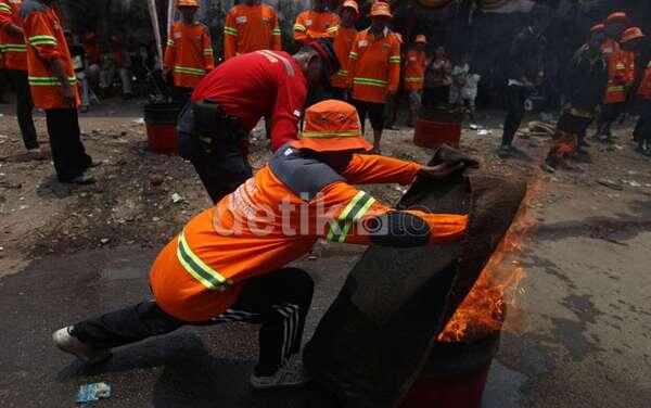 Warga Pekojan Ikuti Latihan Kebakaran