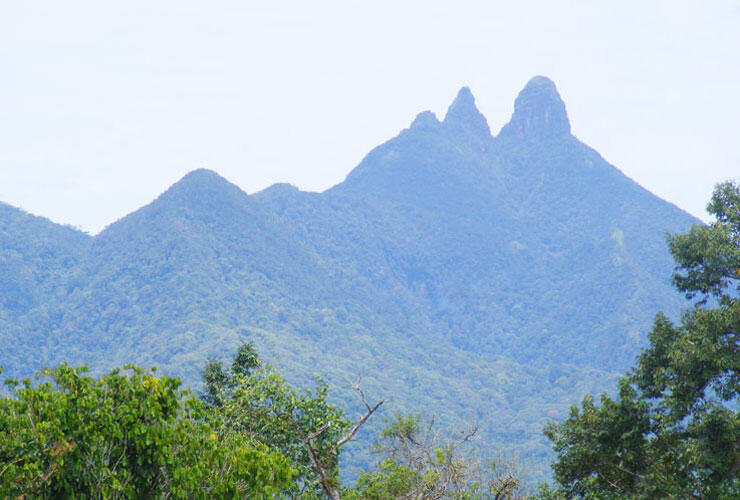 Taukah anda puncak gunung di Indonesia yang belum tersentuh oleh manusia