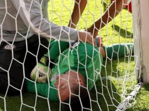 [Hebat] Kiper Pingsan Setelah Menepis Tendangan Bebas!