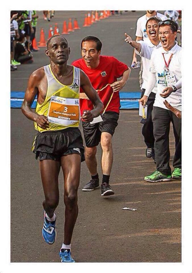 foto jokowi di jakarta marathon 