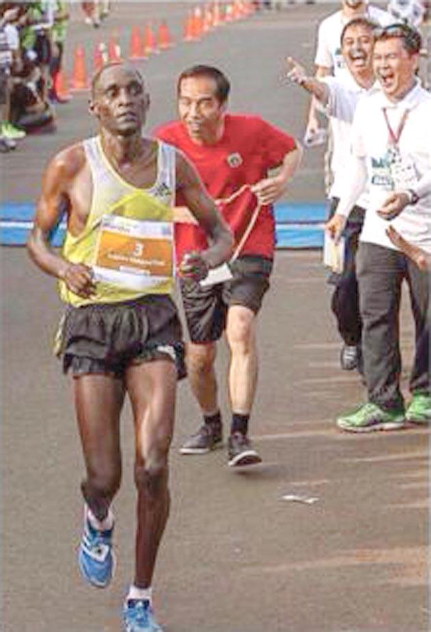Ngakakk Jokowi Kejar Pelari Kenya (+ pic)
