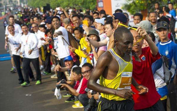 Ngakakk Jokowi Kejar Pelari Kenya (+ pic)