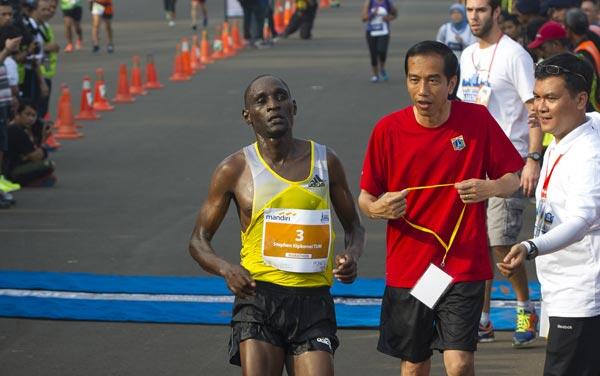 Ngakakk Jokowi Kejar Pelari Kenya (+ pic)
