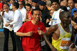 (haha)Foto Jokowi Kejar Pelari Kenya Mengundang Tawa