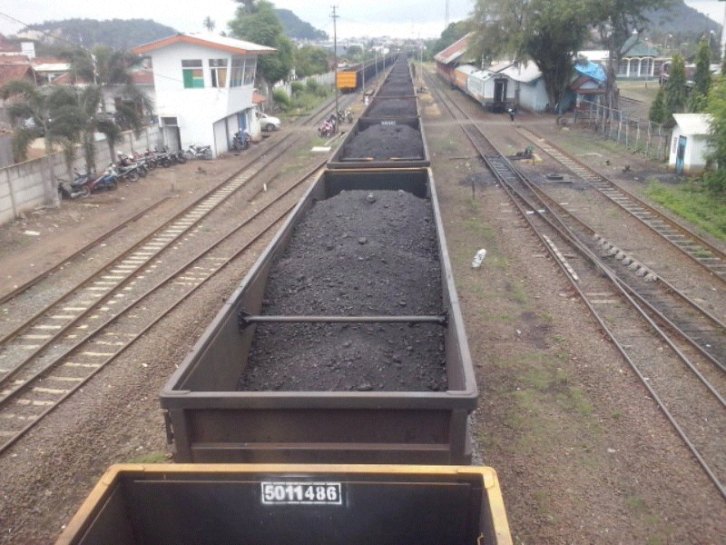 kereta api terpanjang di Indonesia