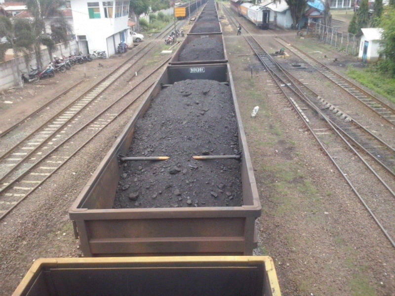 kereta api terpanjang di Indonesia
