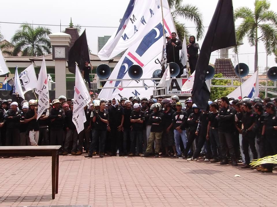 Buruh Karawang Tolak Mogok Nasional