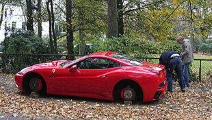 Ditinggal Dinner, Keempat Ban Ferrari California Raib