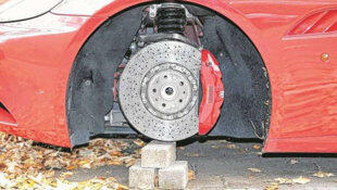 Ditinggal Dinner, Keempat Ban Ferrari California Raib