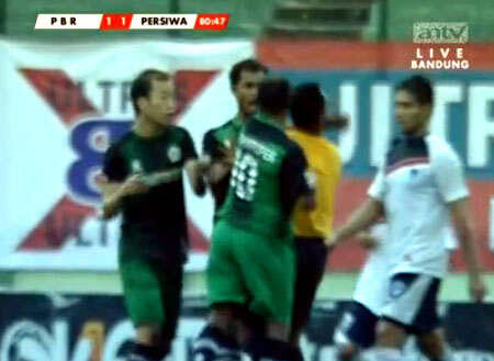 Photo-Photo Pemain Sepak Bola Pukul Wasit