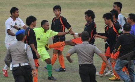 Photo-Photo Pemain Sepak Bola Pukul Wasit