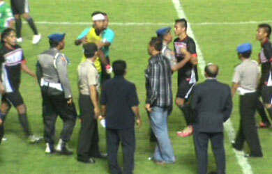 Photo-Photo Pemain Sepak Bola Pukul Wasit