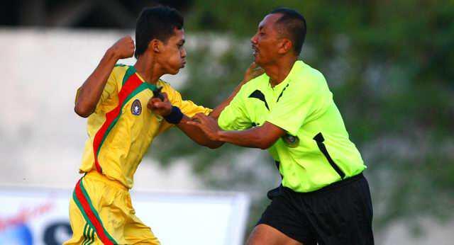 Photo-Photo Pemain Sepak Bola Pukul Wasit