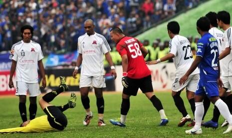 Photo-Photo Pemain Sepak Bola Pukul Wasit