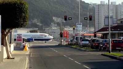 10 Landasan Pacu Bandara Paling Ekstrim Di Dunia .. !