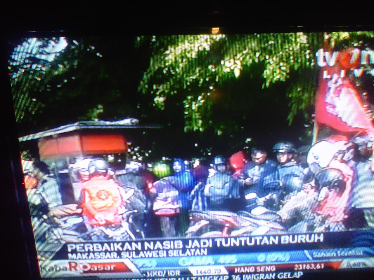 BURUH DEMO APA PAWAI?? DEMO KOK PAKE MOTOR BEJIBUN!!!!