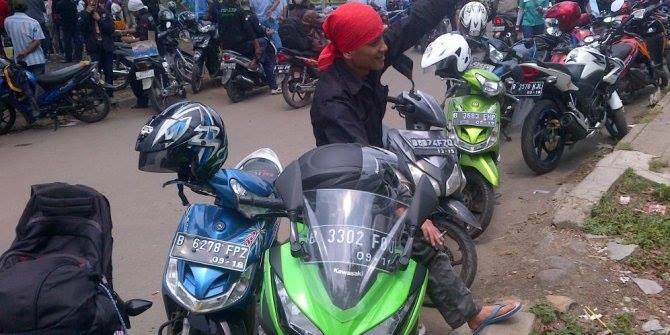 '''''BURUH DEMO BAWA NINJA 250 CC KURANG SEJAHTERA KATANYA GAN'''