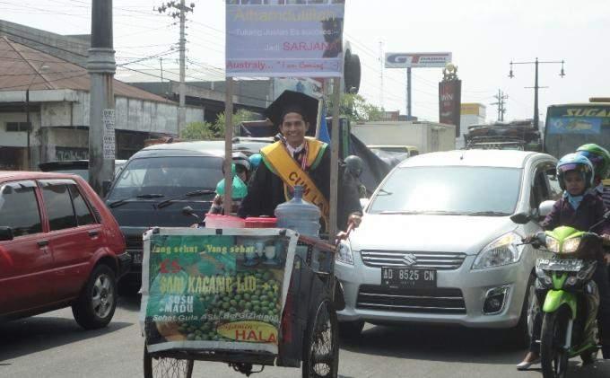 Penjual Es di Kampus Lulus Cumlaude dari UTP Surakarta