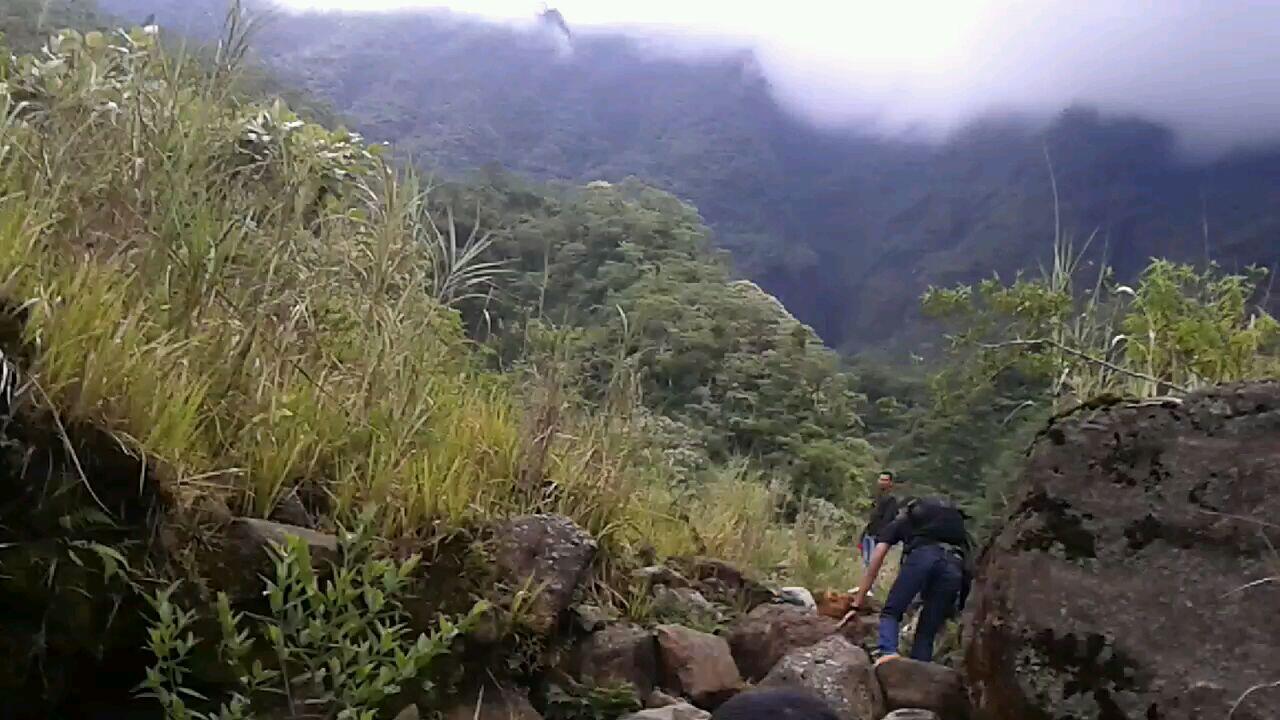 Ternyata, terdapat sebuah mushola di dasar kawah gunung galunggung