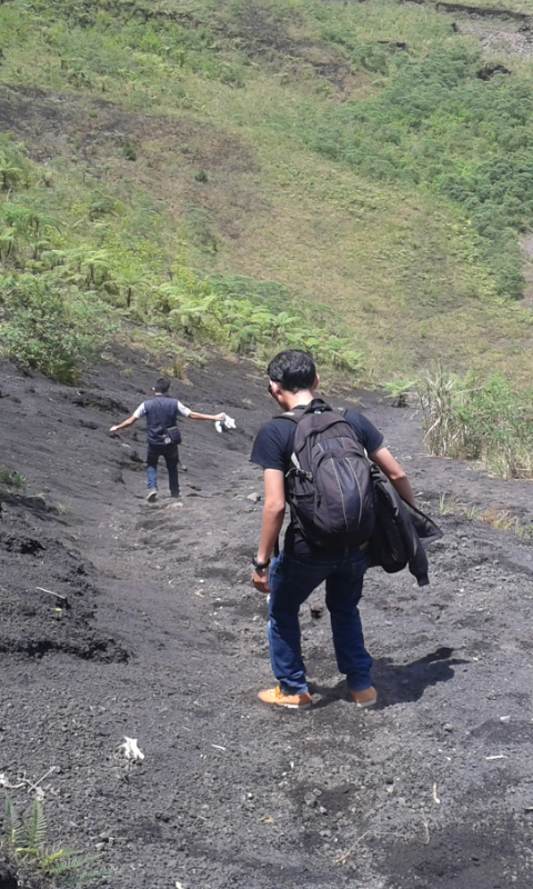 Ternyata, terdapat sebuah mushola di dasar kawah gunung galunggung