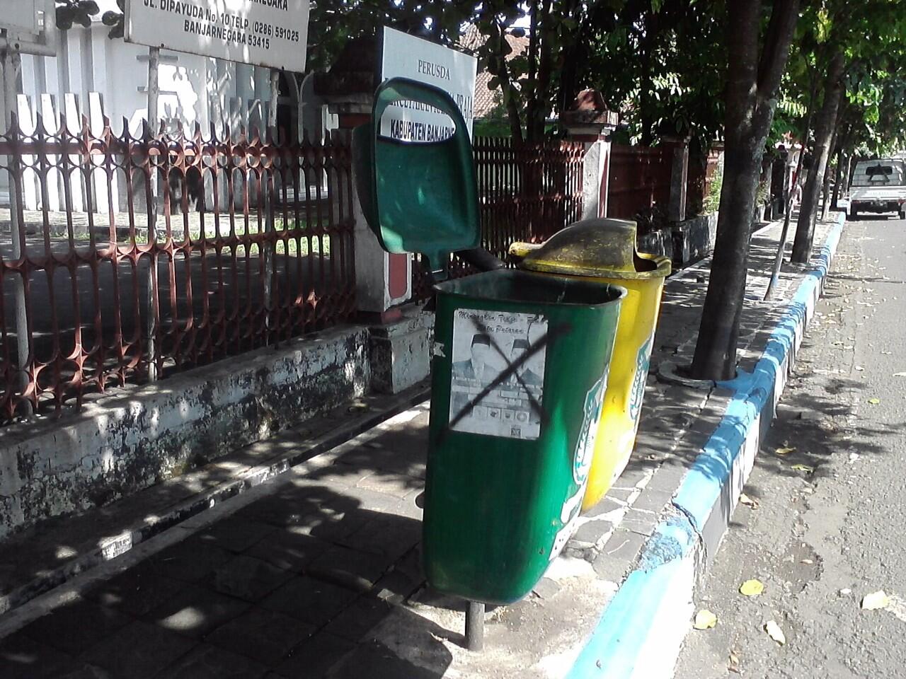 TEMPAT SAMPAH &quot;ITU&quot; LELUCON