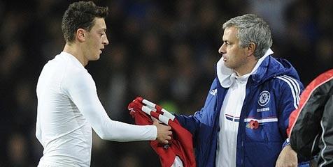 Mesut Özil Berikan Jersey nya kepada Mou Selepas Pertandingan