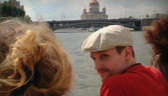 Snowden menikmati keindahan Sungai Moscow dari atas kapal yang berlayar di pusat kota